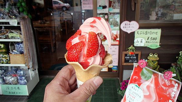 苺のトッピング付きのソフトクリーム